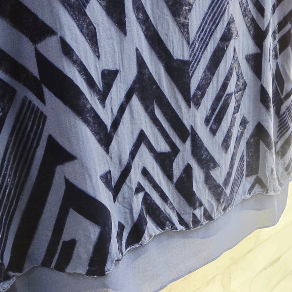 White House Black Market Royal Blue Velvet Burnout Geometric Silk Blend Top 6 - Picture 4 of 8